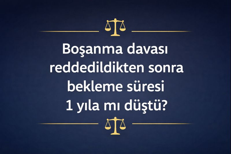 Lacivert arka plan üzerinde altın terazi ikonları bulunan, “Boşanma davası reddedildikten sonra bekleme süresi 1 yıla mı düştü?” yazılı hukuki bilgilendirme görseli.