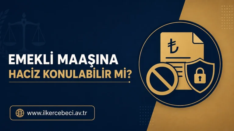 Emekli maaşına haciz uygulanıp uygulanamayacağını konu alan, lacivert ve altın renklerde tasarlanmış hukuki görsel. Görselde emekli maaşı haczi, yasal koruma, icra hukuku ve hakların korunmasını simgeleyen belge, kalkan ve kilit ikonları yer almaktadır.
