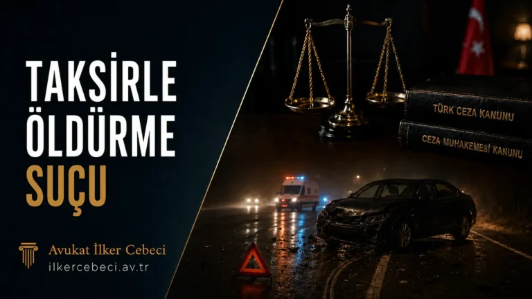 TCK 85 taksirle öldürme suçu: gece trafik kazasında hasarlı otomobil, ambulans, uyarı üçgeni ve adalet terazisi.